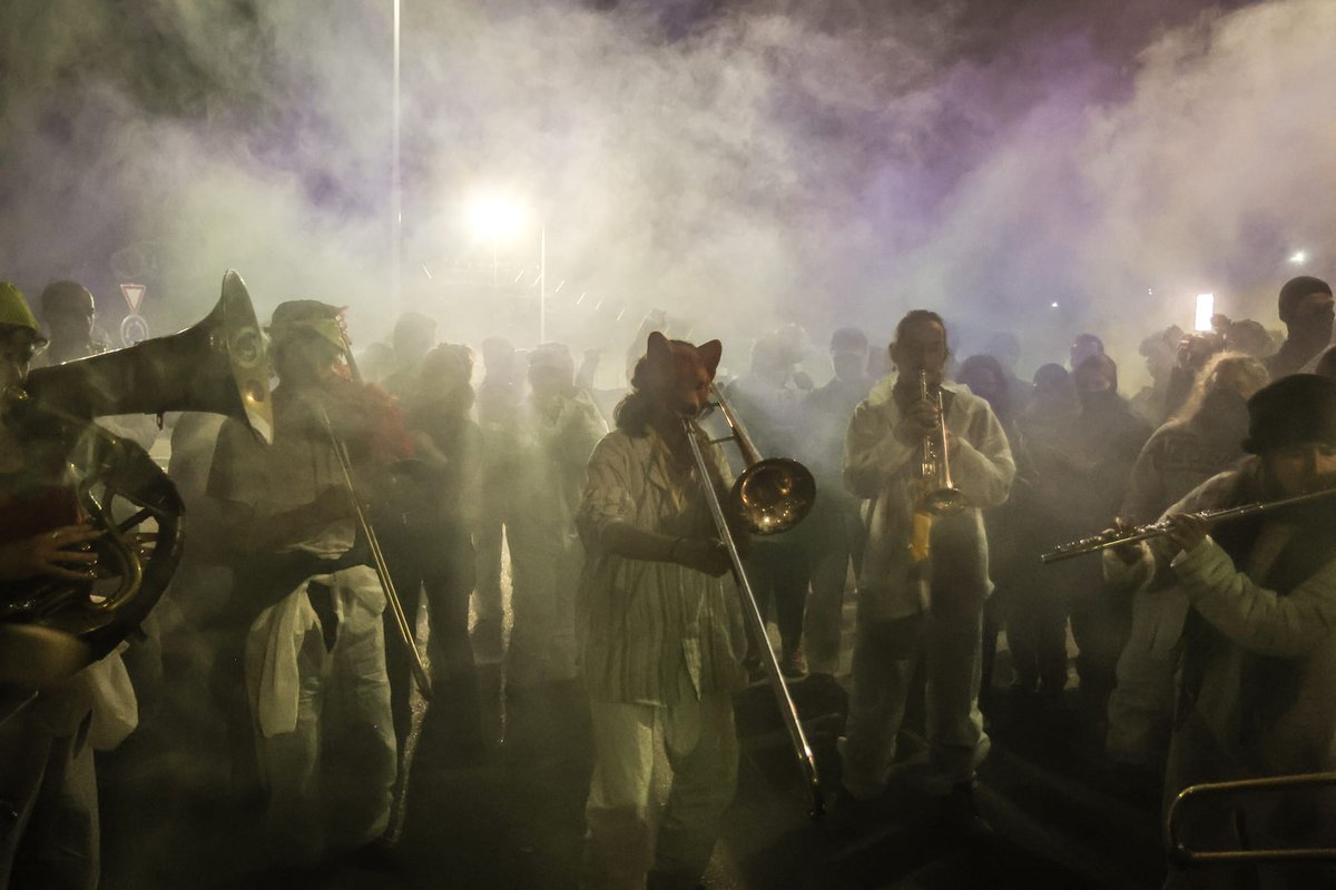 coderoodrouge's tweet image. Our brave activists have just woken up from a cold night as they block climate criminals TotalEnergies! #StopTotal
TotalEnergies continues to invest in fossil fuels with no regard for the environment or human rights, fuelling bloody conflicts in many parts of the world. 😡