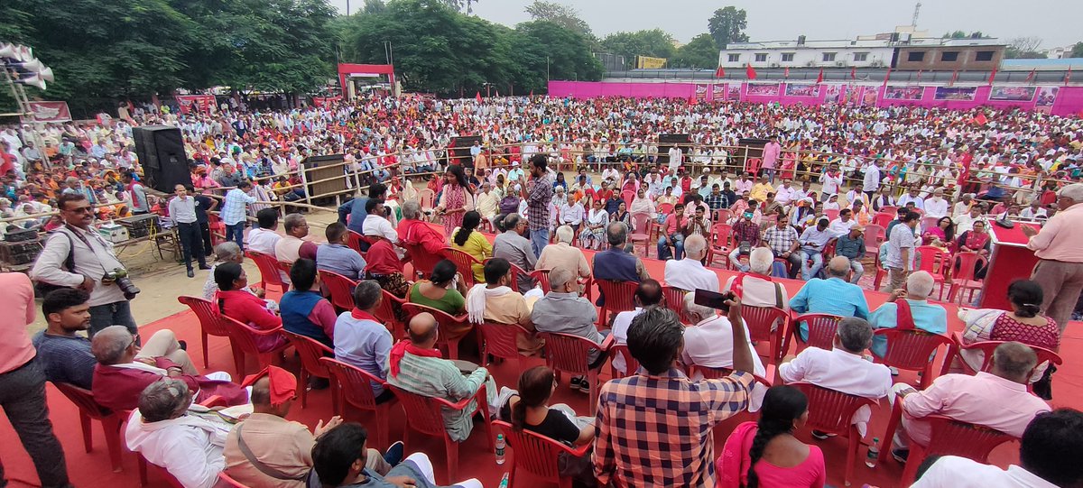 cpimlliberation's tweet image. #BadloBiharNyayYatra ended yesterday after covering more than 250 kilometres in eleven days. 

Across Bihar nearly 5,000 marchers walked at least 500 kilometres everyday since 16 October. 

Today the yatras culminated in a grand #BadloBiharNyaySammelan in Patna.