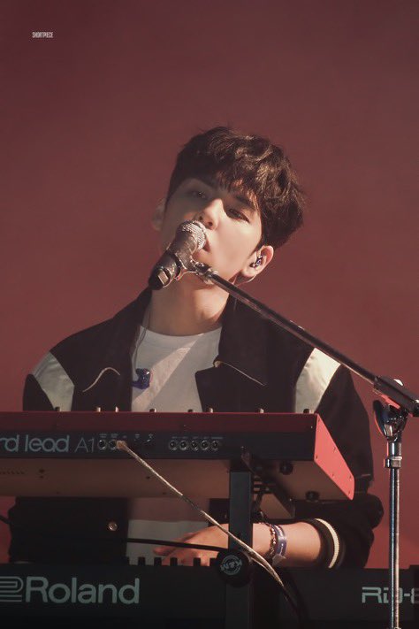 이게 뭐 뮤비나 자켓 촬영 이런 게 아니고 걍 공연하다가 찍힌 사진이라고? 진심 구라같다
찍어주신 분 대대손손 번창하세요 ㅈㅂ