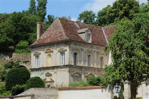 bnmagi's tweet photo. Le couvent des Minimes à #Semur-en-Auxois a été fondé vers 1604/1605 avec l'autorisation de l'évêque d'Autun dans l'hospice St-Jacques. Il s'agrandit par l'achat de maisons et édification de nouveaux bâtiments. Aujourd'hui il abrite une classe pour étudiant étranger @marysalpha https://t.co/kr3Pft3y7p