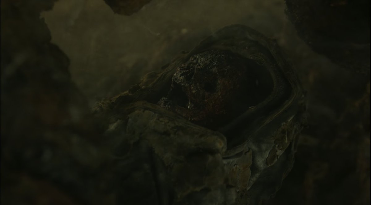 BlancaTruebaID's tweet image. During baby Jae-hyeon's demonstration, when her parents were burnt trying to save her, she was burnt as well. However, she was resurrected immediately.

So it's not that she survived. She died and then resurrected, just like Jin-su and Jung-ja.

#OhEunSeo #Hellbound2 #Hellbound