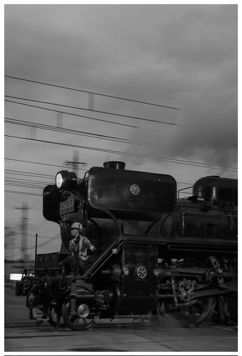 __MU_MI__'s tweet photo. C58 363号機  パレオエクスプレス
後藤デフ仕様の汽車が冬支度に向け、秩父路を走る。 https://t.co/Oz3hvHWaNi