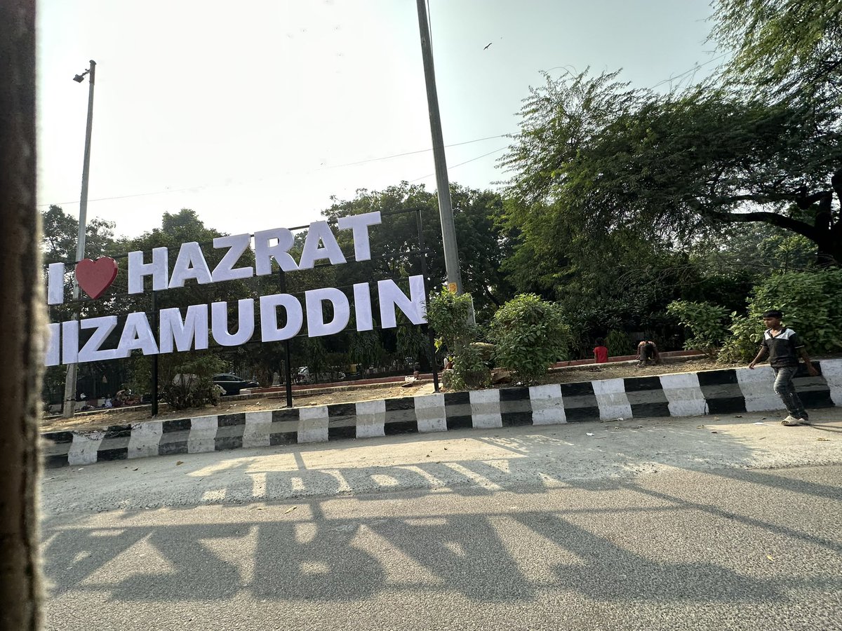 thedelhiwalla's tweet image. Even the shadows on the road say: “I love Hazrat Nizamuddin”