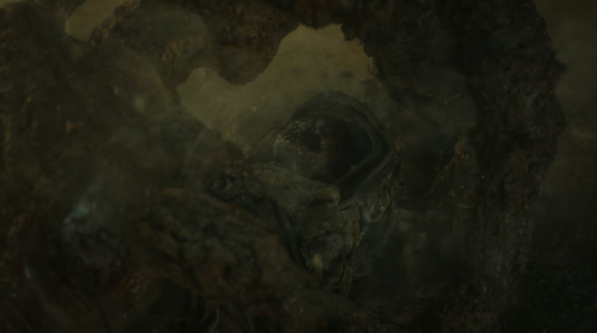 BlancaTruebaID's tweet image. During baby Jae-hyeon's demonstration, when her parents were burnt trying to save her, she was burnt as well. However, she was resurrected immediately.

So it's not that she survived. She died and then resurrected, just like Jin-su and Jung-ja.

#OhEunSeo #Hellbound2 #Hellbound