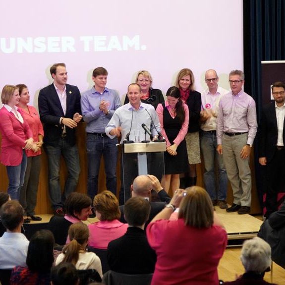 Schriftsetzer's tweet photo. Happy Birthday @neos_eu. 🎉💝🚀 🇦🇹🇪🇺👩‍🏫👩🏻‍🤝‍👨🏽👨‍🔧👩🏻‍🔬💶🗳️🔎

Wenn nicht heute vor 12 Jahren gegründet, müsste man es jetzt tun. Mutig in die neuen Zeiten! #reformkraft #flügelheben #spielraumschaffen #demokratieschützen

@BMeinl @NikiScherak @veitdengler @matstrolz @DoppelbauerK @ediko18 https://t.co/zj6QkOsMco