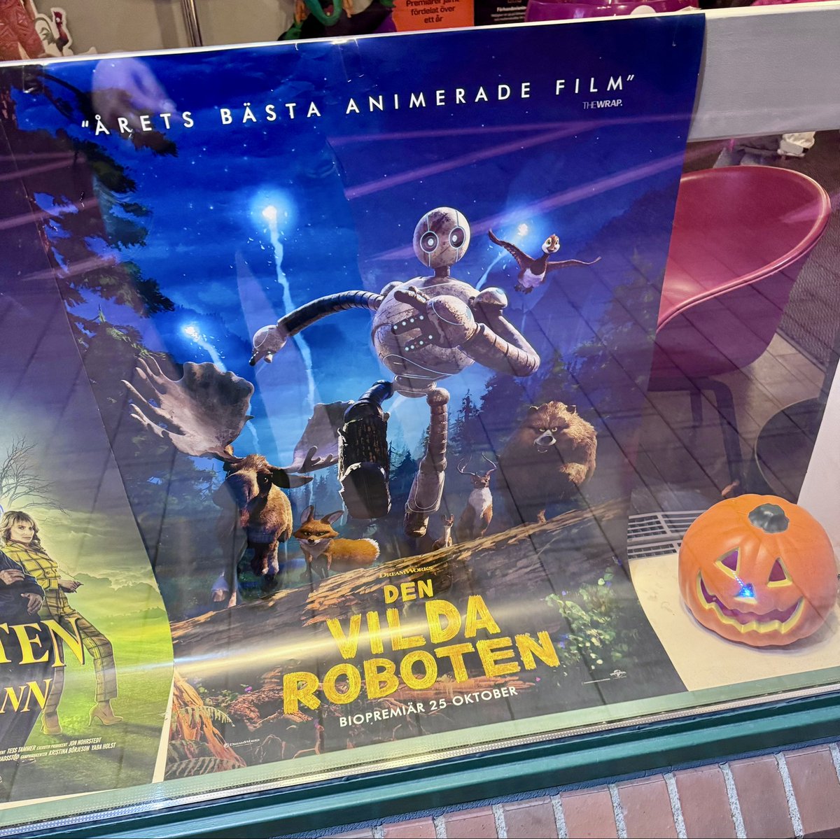 ChristianMagdu's tweet photo. Det näst bästa efter att göra film - att se på film på stor duk med omslutande ljud. 

Skratt och tårar med familjen till Den Vilda Roboten. 

Se den på bio! 🍿 #denvildaroboten #TheWildRobotMovie #TheWildRobot #uip @Dreamworks @FilmstadenAB https://t.co/FbfkqFhiBC