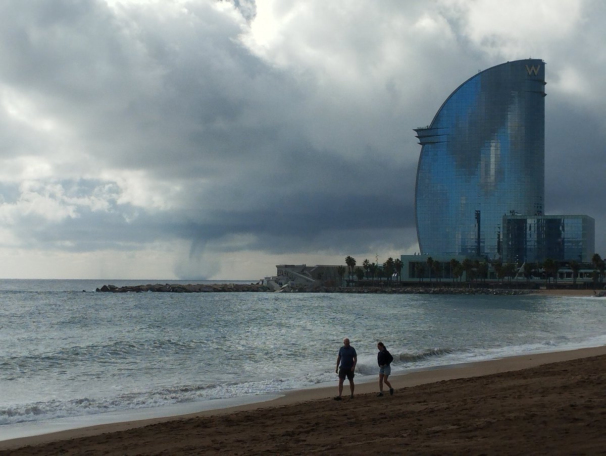 avantocat's tweet photo. Festival de mànegues davant del port de Barcelona 🌪️🌪️🌪️
BRUTAL!!!! 🔴
@Oriol_RB encara segueix, vine 😁😁 https://t.co/U4DXZgoZYC