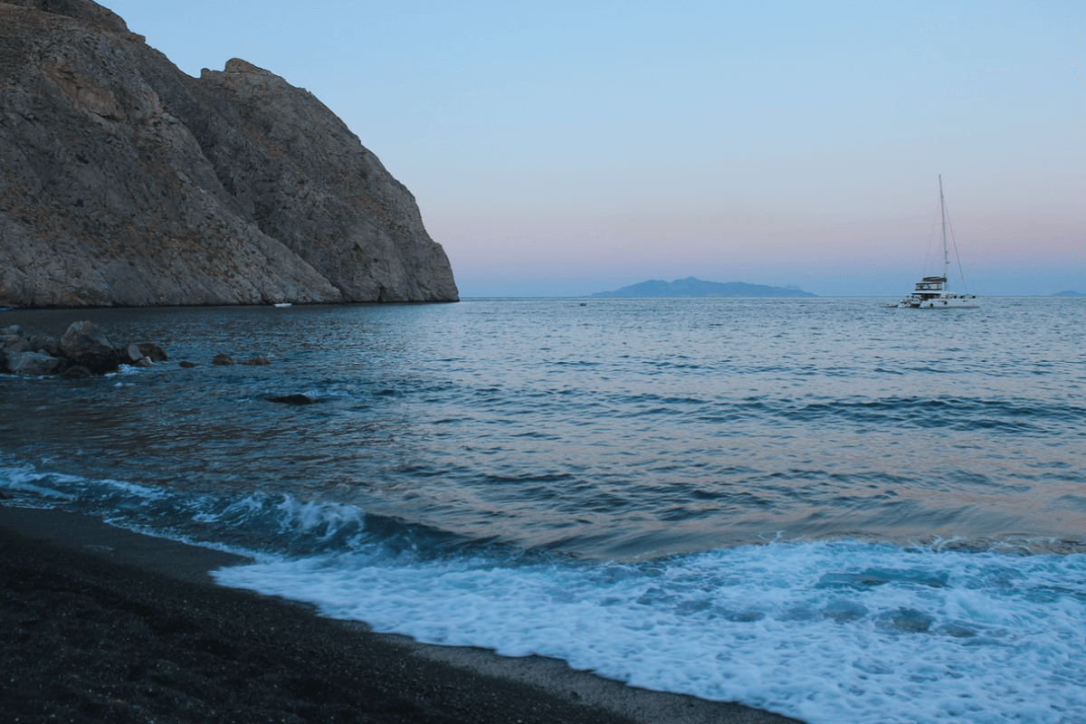 BVisitSantorini's tweet photo. 🧵3/5: 🇬🇷 #Perissa Beach offers the perfect mix of crystal-clear waters and a lively atmosphere with beachside tavernas and water sports. A must-visit in #Santorini! 🌊🌞 #BeachVibes #GreekIslands #Travel #TravelGoals #Vacation #Nature #NaturePhotography
#TravelPhotography https://t.co/0bPavTCDAa