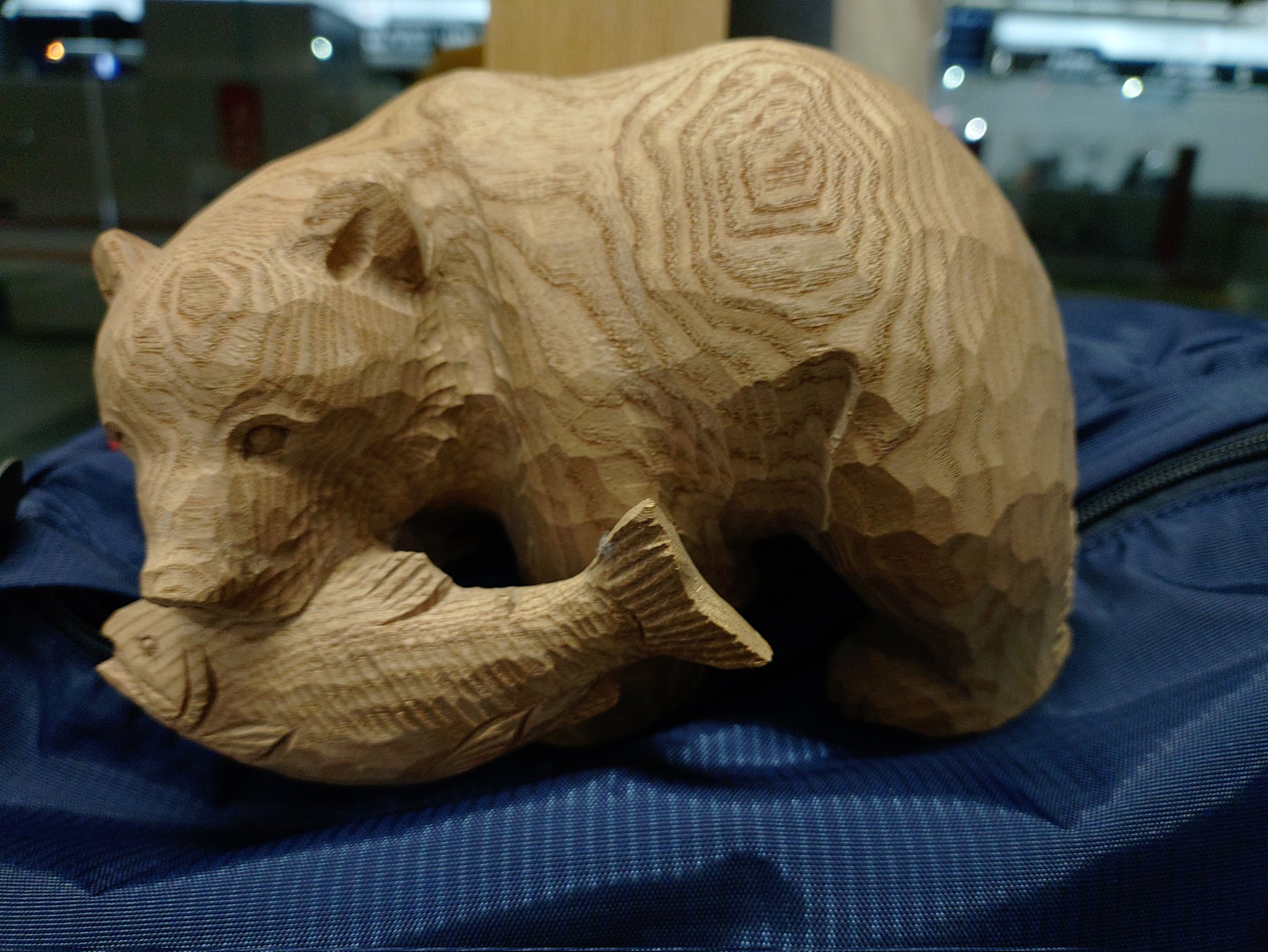 北海道名産 旭川郷土民芸品 木彫りの熊 クマの置物 咆哮する親熊 小熊2頭 シャケ 幅47cm 木製 伝統工芸 オブジェ 彫刻 札幌市東区 新道東店 北海道名産 旭川郷土民芸品 木彫りの熊 クマの置物 咆哮する親熊