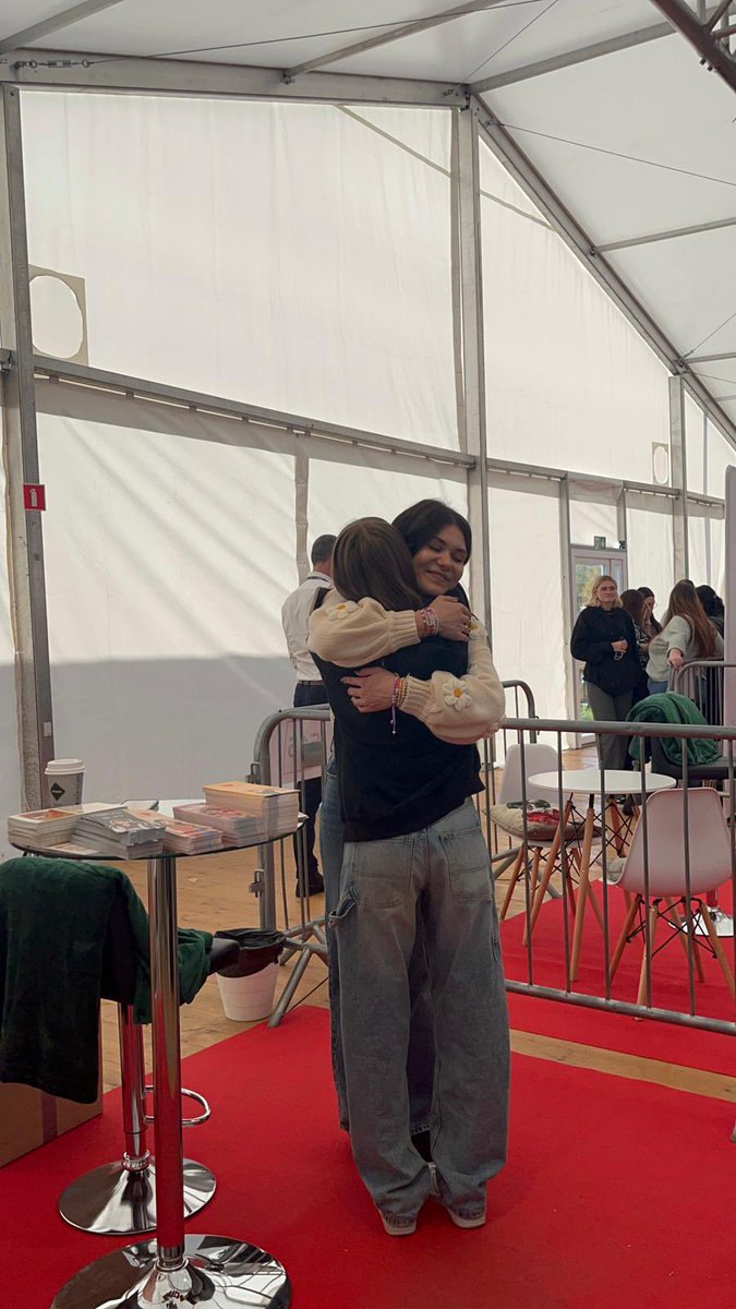 zavzytanaa2's tweet photo. jak ja kocham te kobietę 😭😭💛 #narzeczonanazamowienie #reflectionwatt #TwitteroweKsiazkary https://t.co/rJzH32Hu0P