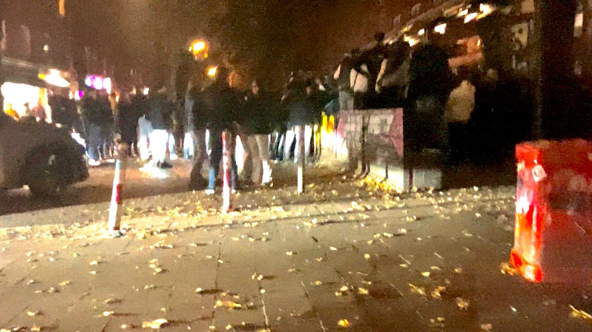 In der #Schanze war’s früher entspannt normal in den Bars neben Menschen am Tresen zu stehen deren Album in den Charts, Bücher auf Bestsellerlisten oder Filme im Kino liefen. Nobody cared. Heute wird irgend ein Gangsta Rapper als PR-Stunt bestellt und der Verkehr bricht zusammen.