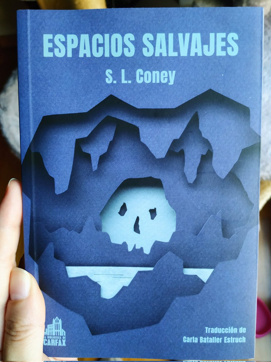 Mei ☕ | 📚 Minirreseñas (@meiviews) on Twitter photo Acabado Espacios salvajes, la nueva novela de la colección Demeter de <a href="/bibliocarfax/">La biblioteca de Carfax</a> 😊 Es una historia muy curiosa, que al principio nos presenta un cuadro bastante clásico de terror psicológico pero acaba llevándonos por un camino bastante inesperado (y muy guay) (+) Acabado Espacios salvajes, la nueva novela de la colección Demeter de <a href="/bibliocarfax/">La biblioteca de Carfax</a> 😊 Es una historia muy curiosa, que al principio nos presenta un cuadro bastante clásico de terror psicológico pero acaba llevándonos por un camino bastante inesperado (y muy guay) (+)
