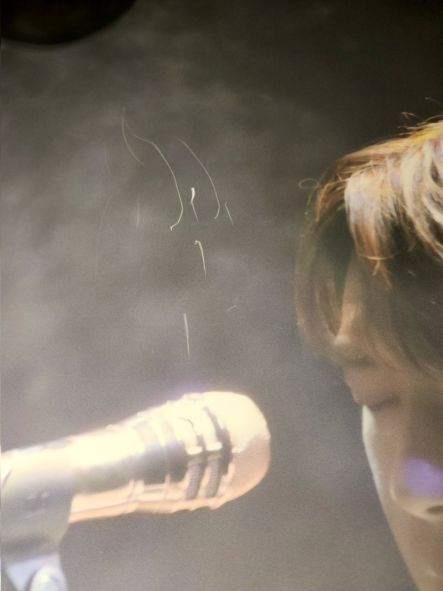chanwon_0710's tweet photo. 카페 내부에 부착되어있는 포스터에 스크래치가 너무 많이 생겼습니다ㅜ
아무리 이뻐도 만지지말고 눈으로만 봐주세요ㅠ https://t.co/FskKZt2FMV