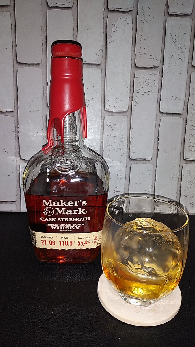 9639ryo's tweet photo. 続・｢ロックな夜｣
#EagleRare #KNOBCREEK #MsMCASKSTRENGTH #EARLYTIMES 樽感味わったあとなので、甘いｲｰｸﾞﾙﾚｱ😁50%でガツンとくるバーボンと言われるけど、自分には呑みやすいﾉﾌﾞｸﾘｰｸ、度数を上げて、ﾒｰｶｰｽﾞのｶｽｸｽﾄﾚﾝｸﾞｽ、〆は軽くｱｰﾘｰ黄✌ #ナイスバーボン https://t.co/XOi4zYKo6K