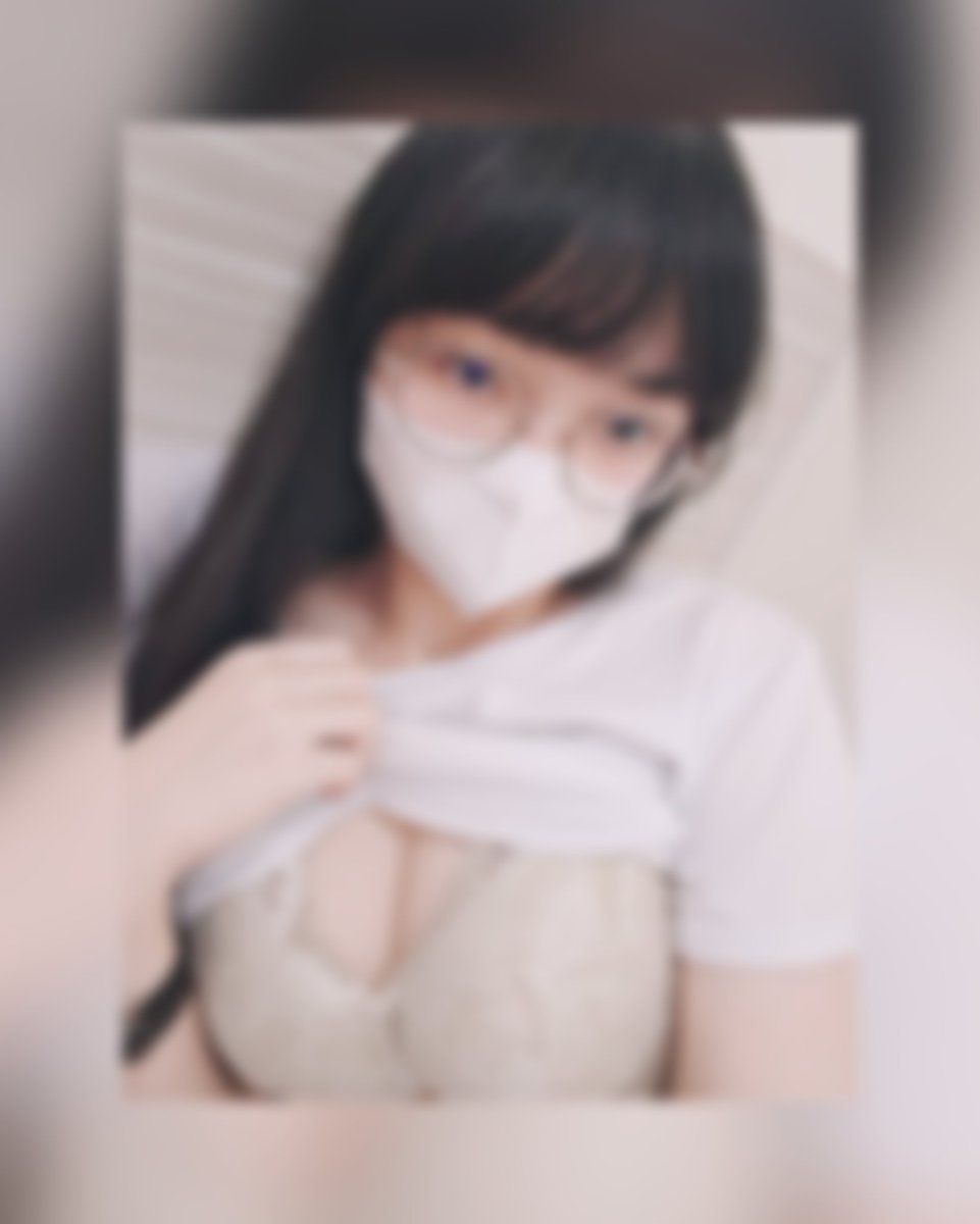 ✨<------「日常」
                            「私下」------->🍬
______________________________
會發這篇主要是因為想起之前
某人說我平時都穿很寬鬆🥺
真的有差別www 
於是我就決定發這篇
應該算是日常跟私下的反差文ㄌ
______________________________
本來有考慮要不要發無模糊的版本w
但思考一小段時間後，
覺得說這不是日常的我會有的行為
所以就決定發模糊的了www 
我把第一張也打糊
是為了看起來一致一些(⁎⁍̴̛ᴗ⁍̴̛⁎)
______________________________
「好奇你們看起來覺得有反差嗎？」