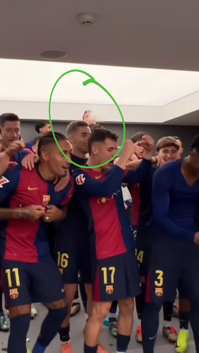 Szczesny està fumant al vestidor. Sense comentaris.