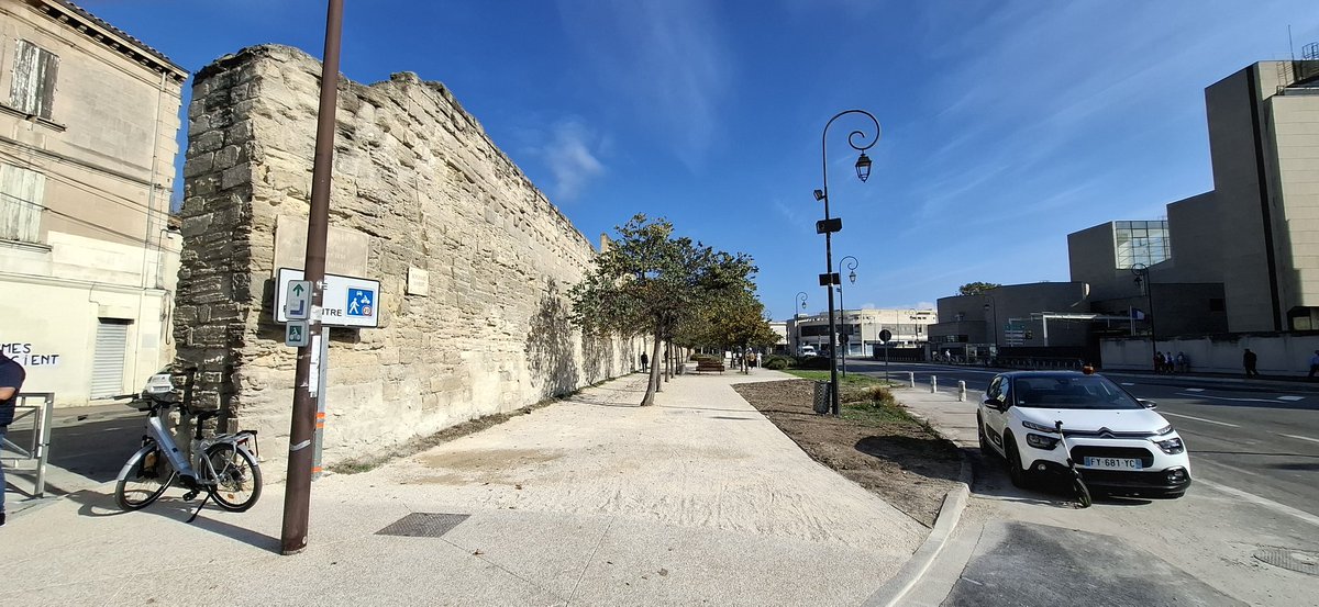 Chantier en cours pour supprimer le point noir de la voie verte du Tour des Remparts sur #Avignon
✅️ Genie civil fini : reprise îlots, abaissés et revêtements, déplacement feux
➡️ Semaine du 28oct : Travaux de marquages et mobiliers

Et après cela, la porte Magnanen !🥳
#velo
