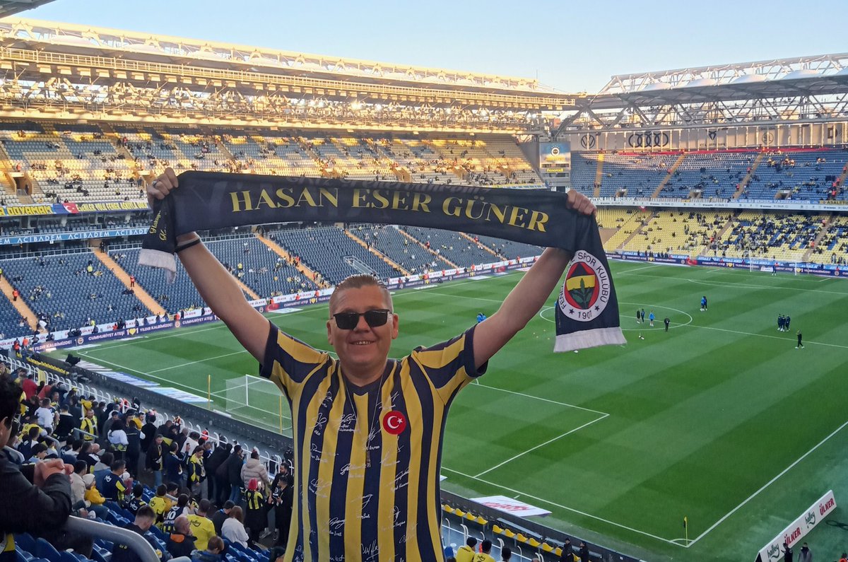 Bu çocukları başka çocuklarla karıştırmayın....!!!!  Bu evlatlar şampiyonluk görmeden sevdiler <a href="/Fenerbahce/">Fenerbahçe SK</a> 'yi .. 💛💙  <a href="/fbtv/">FBTV</a>  Fenerbahçe &amp; Bodrum maçındayız. 🇺🇦 YAŞA FENERBAHÇE 🇺🇦