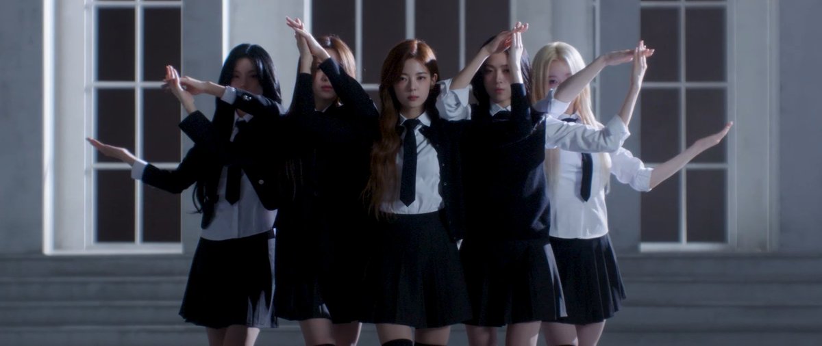 qweenbeeval's tweet photo. the crown formation with lia as the main jewel... GAG https://t.co/LENkZGg3Jz