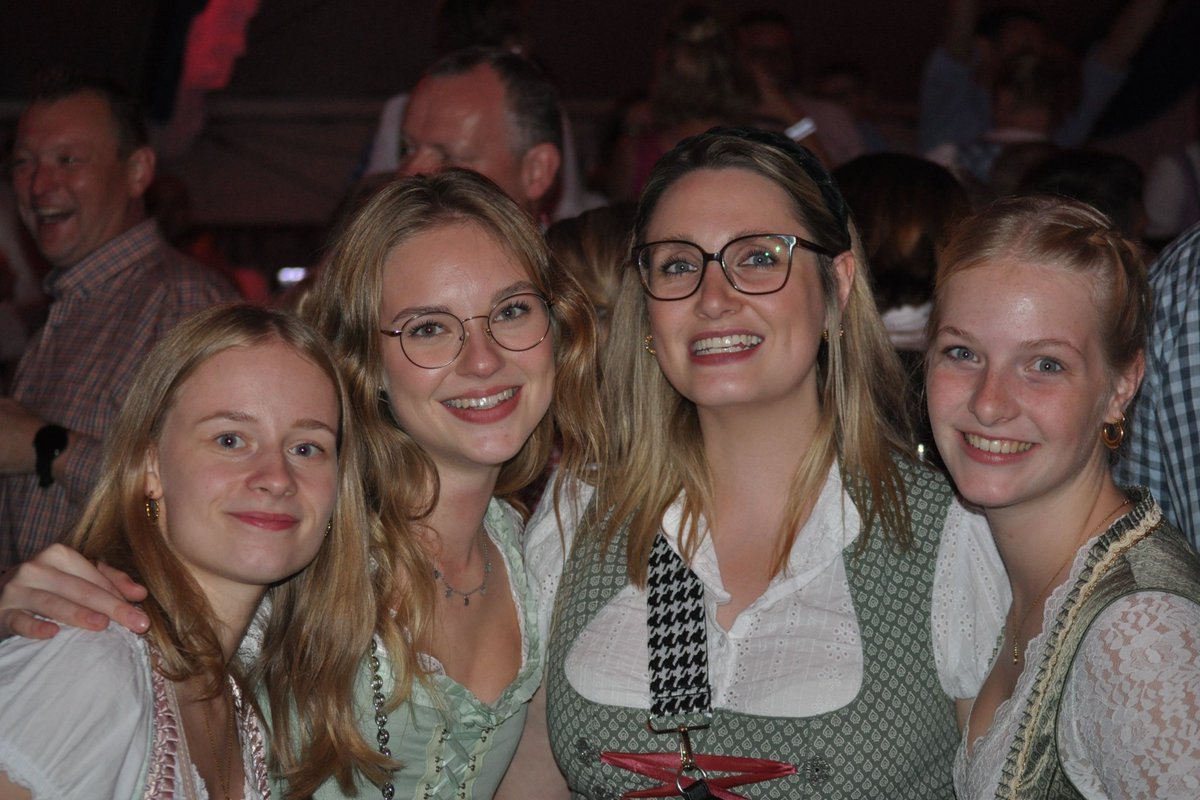 Prächtige Stimmung beim Oktoberfest: „O zapft is“, hieß es am Samstagabend im Oktoberfestzelt am Koppelsteen. Den Fassanstich auf der Bühne übernahm die stellvertretender Bürgermeisterin Annette Holtrup. Über 1000 Gäste… dlvr.it/TFn4Wk #dzonline #dznews #dülmenerzeitung