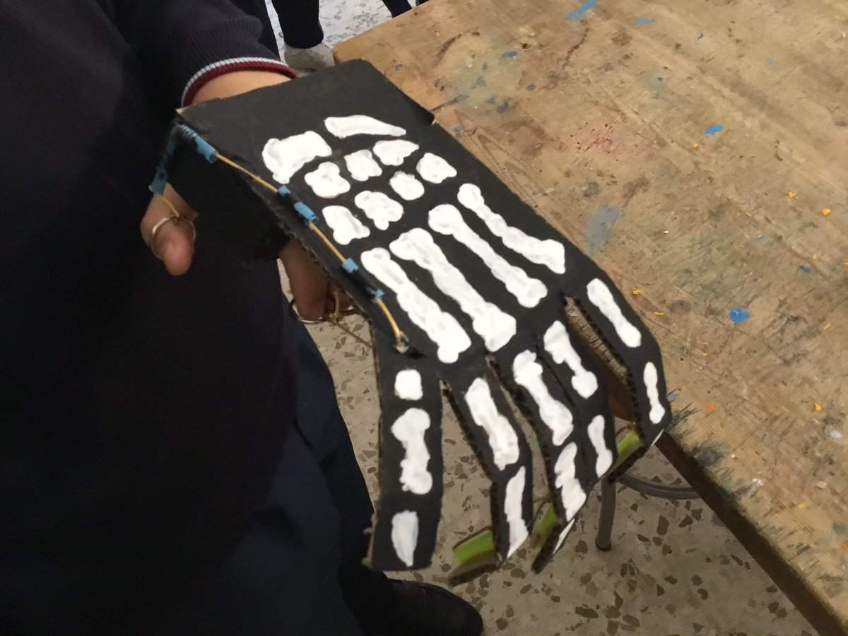 jaimemunne's tweet photo. Así de chulas han quedado algunas de las manos robóticas que los alumnos de primero de secundaria de @ColegioSalliver han diseñado y construido en la asignatura de Computación y Robótica. #technology #crecerenconfianza https://t.co/a4n9qM8dm7