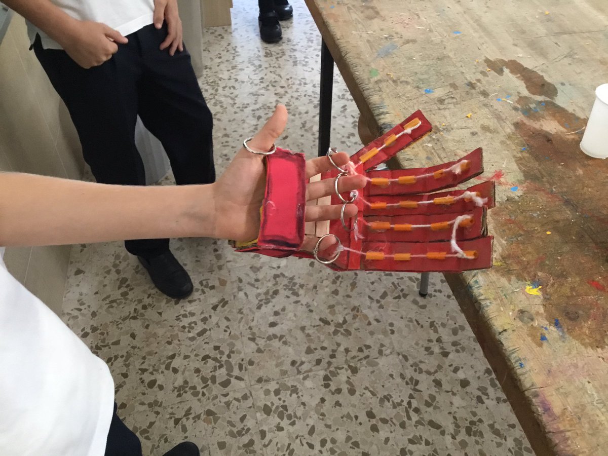 Así de chulas han quedado algunas de las manos robóticas que los alumnos de primero de secundaria de <a href="/ColegioSalliver/">ColegioSalliver</a> han diseñado y construido en la asignatura de Computación y Robótica. #technology #crecerenconfianza