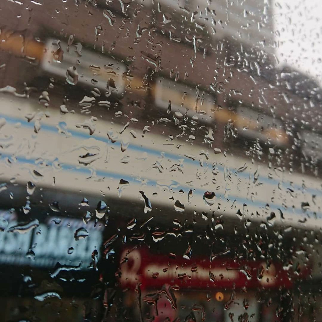 R_ChelfordWest's tweet photo. #SundayThrowback 3 years ago today!! 

Taken on a rainy day on the No.50 bus at Salford precinct on the way to Salford Quays

#photo #photography #quicksnap #bus #salford #salfordprecinct #manchester #rain #autumn https://t.co/8UPOeZKoz3
