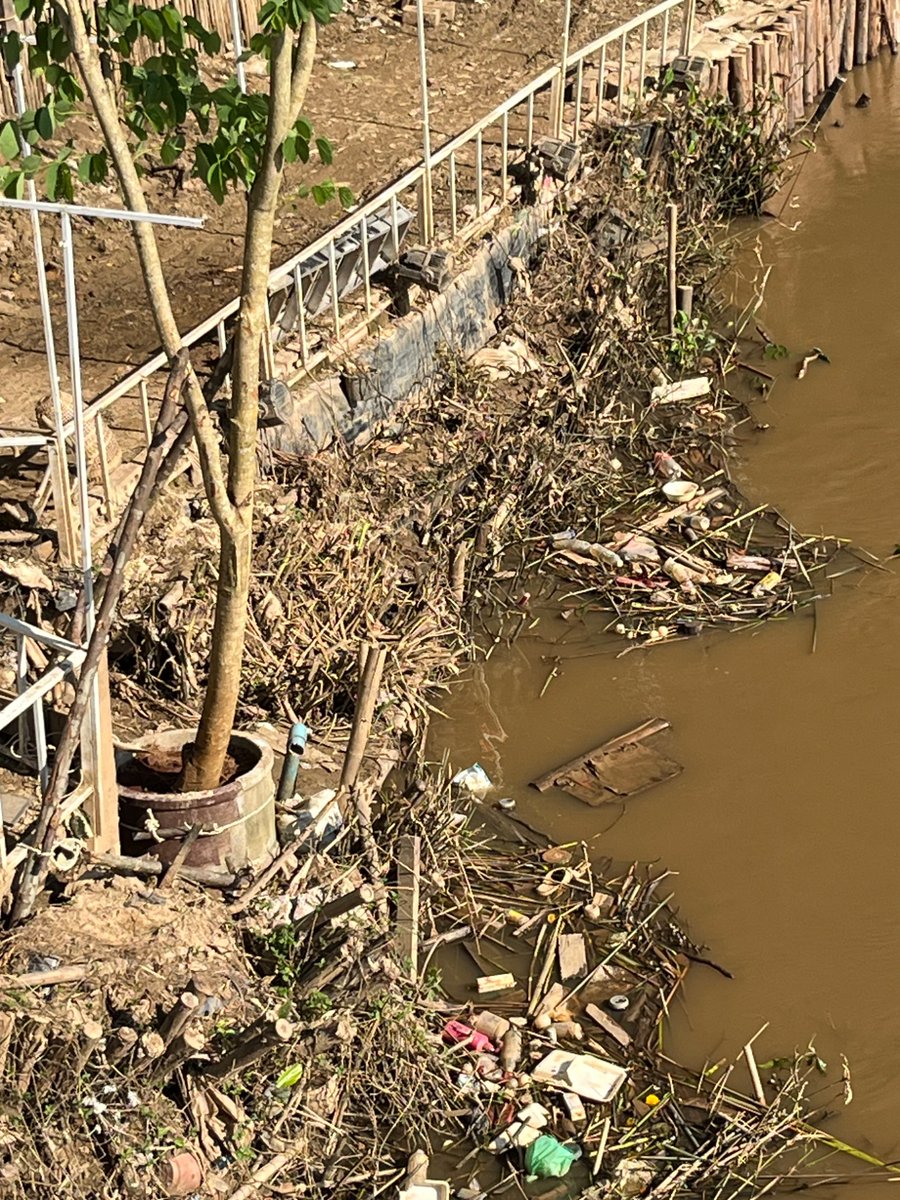 หลัง #น้ำท่วม #เชียงใหม่ #ยังต้องเก็บกวาด ล้าง กันอีกพัก #ผู้ประกอบการ บางคนบอกว่า เยียวยาน่ะก็ได้หรอก แต่ต้องช่วยตัวเองกันอีกมาก โดยเฉพาะ ร้านรวง บ้านช่อง ที่อยู่ริมน้ำ Post-flooding #ChiangMai still requires care and clean