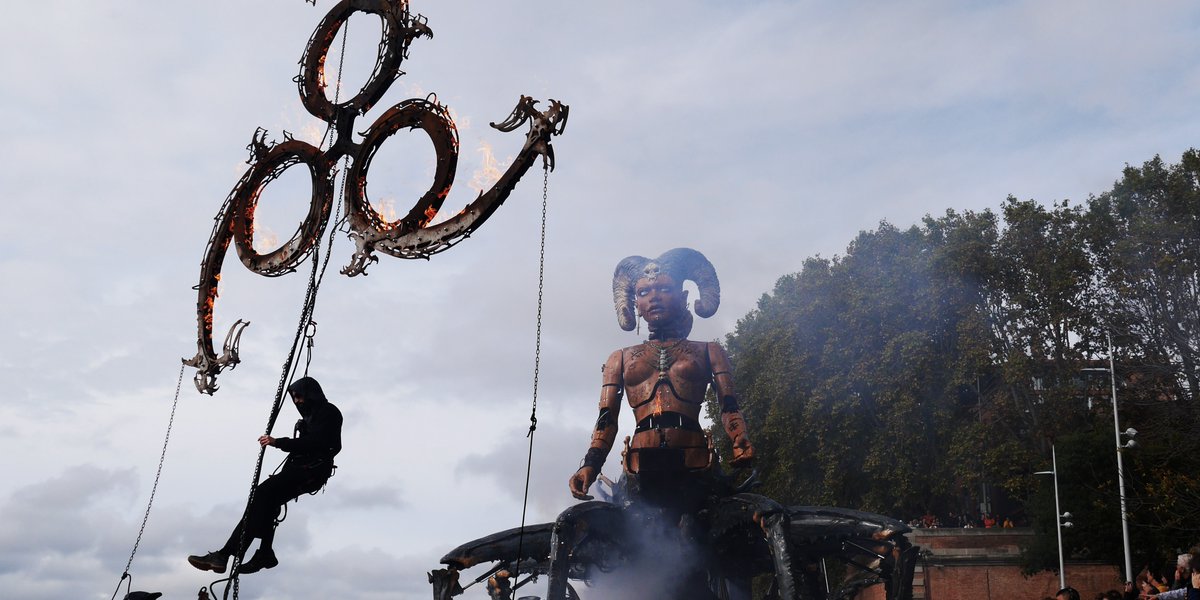 Lilith s'est éveillé et s'est emparé du Signe de la Bête. Astérion qui a retrouvé ses ailes et son esprit a tenté d'empêcher Lilith, en vain.

#legardiendutempletoulouse #compagnielamachine #toulouse #visiteztoulouse