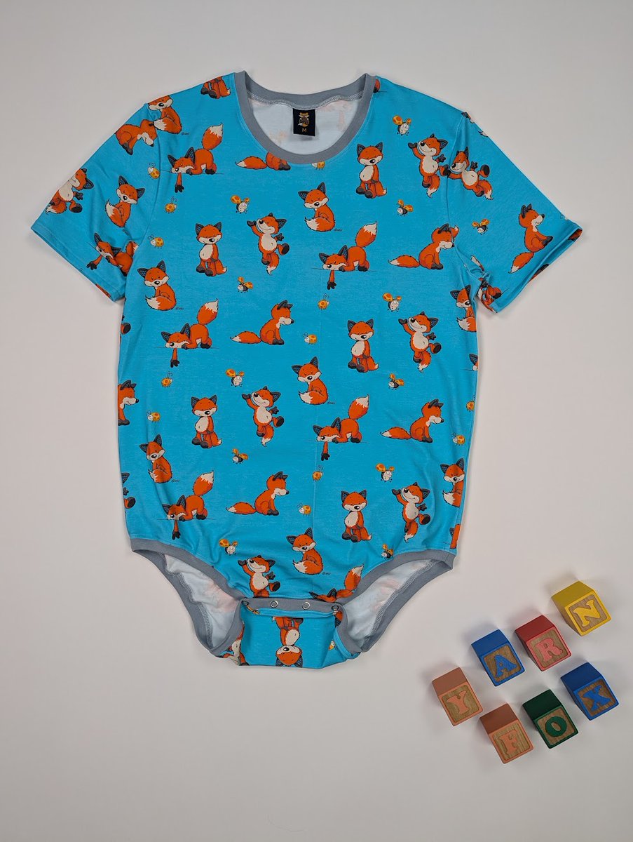 TheYarnFox's tweet photo. Onesie with cute little foxes.

This was a commission.
The customer had the cotton and asked me to sew a onesie with it. I am really happy how it turned out. https://t.co/QPrGgIEWZV