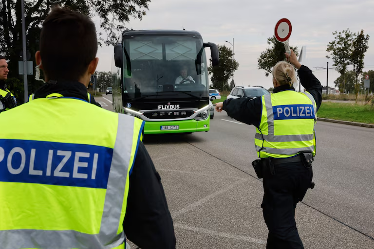 F_Desouche's tweet photo. Contrôles aux frontières en Allemagne : 53000 entrées non autorisées, 1195 passeurs arrêtés, 7783 personnes contre lesquelles un mandat d'arrêt avait été émis, 1500 migrants expulsés tentant de revenir
 https://t.co/y7wMxl2ElK https://t.co/TNKzc48U81