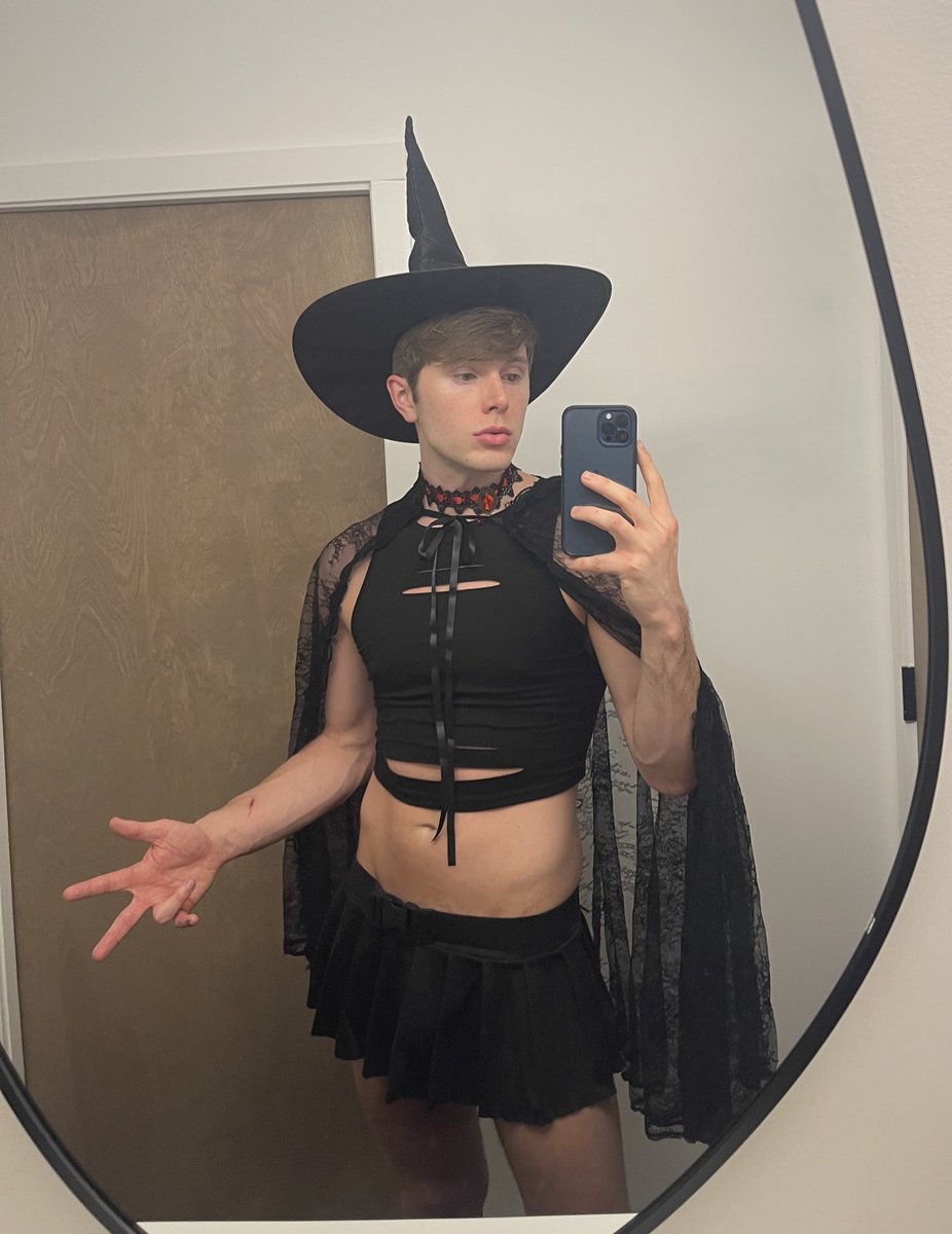 w3s_world's tweet photo. im gonna put a spell on you https://t.co/v4xmMT5uLa
