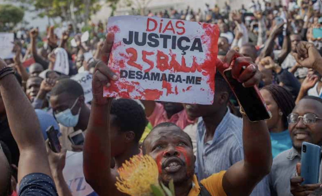 In #Mozambique, communities have taken to the streets to protest the election outcomes. The government's response has been marked by violence and intimidation, with over 400 Africans detained and many injured or killed.

Authorities have deployed armoured vehicles from the riot
