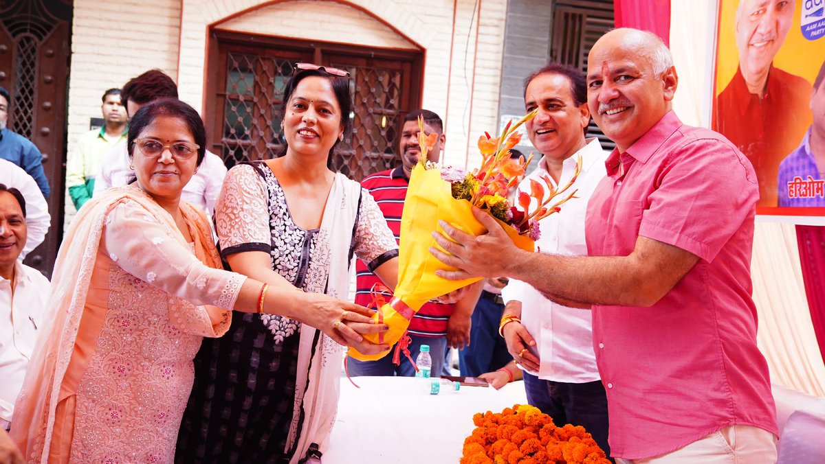 msisodia's tweet photo. आज पटपड़गंज विधानसभा के पांडव नगर इलाके में कई गलियों में स्थानीय निवासियों के साथ जन संवाद किया। पटपड़गंज के लोगों से मेरा रिश्ता सिर्फ एक विधायक का नहीं, बल्कि एक परिवार का है। पिछले कई सालों से आप सबका प्यार, समर्थन और विश्वास मेरे लिए सबसे बड़ी ताकत रहा है। लोग जब मुझे अपने दिल की बातें बताते हैं, अपनी समस्याएं साझा करते हैं, तो वह मेरे लिए सिर्फ जिम्मेदारी नहीं, बल्कि एक व्यक्तिगत रिश्ता होता है। 

मैं हमेशा पूरी ईमानदारी और समर्पण से आपकी सेवा में खड़ा रहा हूँ और आगे भी रहूँगा। अरविंद केजरीवाल जी और मुझ पर आपका भरोसा ही हमारी सबसे बड़ी पूंजी है। हम इस रिश्ते को और मजबूत करेंगे, और आपकी हर उम्मीद पर खरा उतरेंगे।