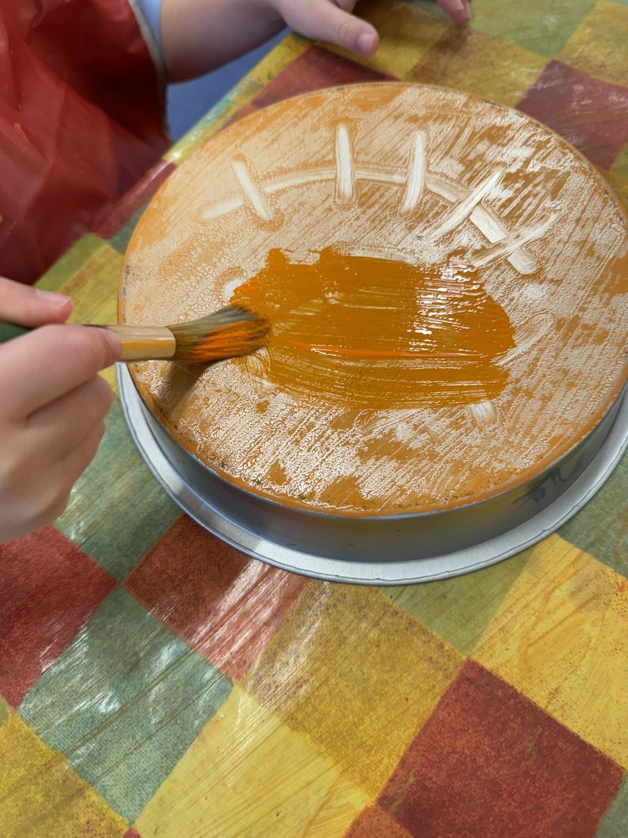 MrsGelston's tweet image. Pie paint prints 
Halloween fun activity. 
Paint pan, use a cotton bud to create an image and print onto paper! Simple and lots of fun. #halloweenfun #halloween #p1fun #arted #create #art #arteducation #p1a #cps #love
#arty #crafty #printing #autumnfun