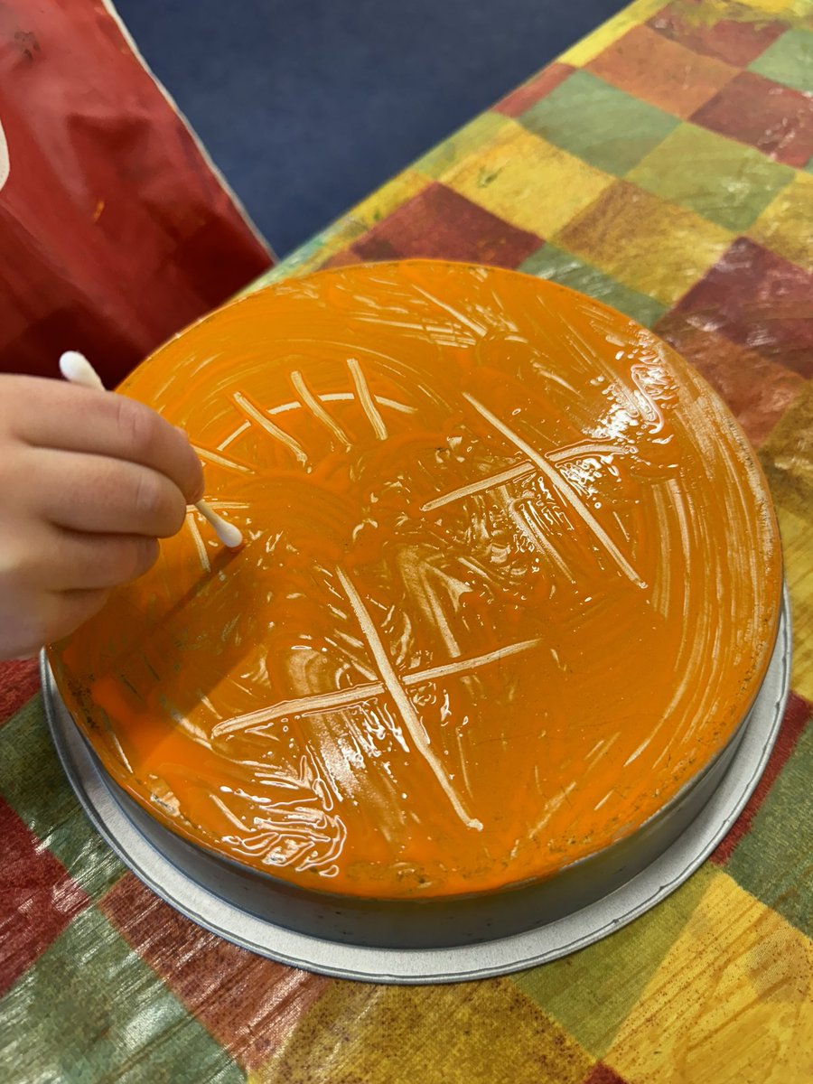 MrsGelston's tweet image. Pie paint prints 
Halloween fun activity. 
Paint pan, use a cotton bud to create an image and print onto paper! Simple and lots of fun. #halloweenfun #halloween #p1fun #arted #create #art #arteducation #p1a #cps #love
#arty #crafty #printing #autumnfun