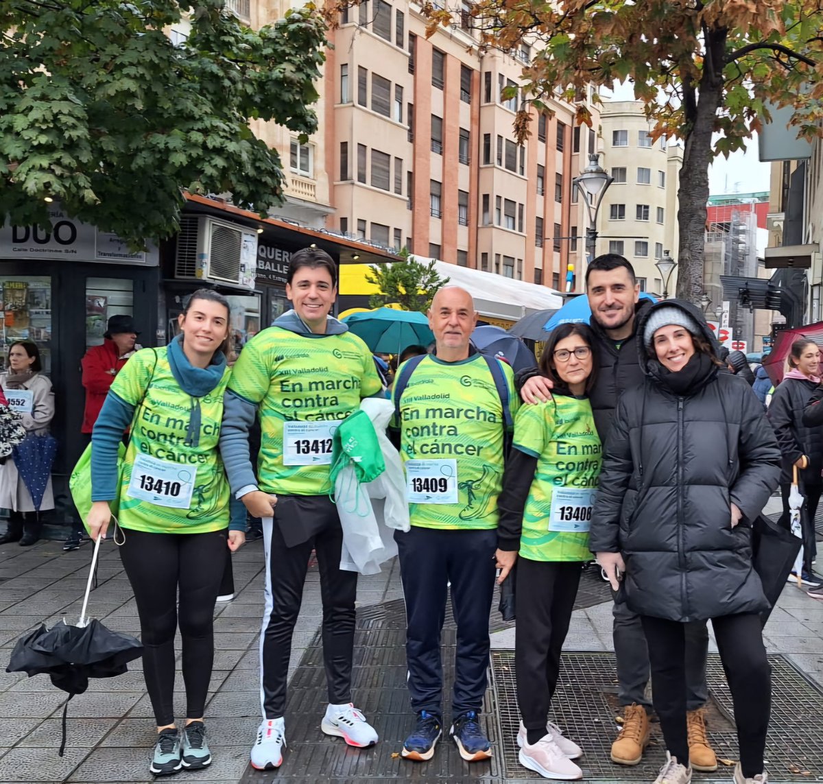 DRecio_'s tweet photo. Valladolid se tiñe de verde para recaudar fondos e impulsar la investigación @ContraCancerEs https://t.co/IRUewQH0Aq
