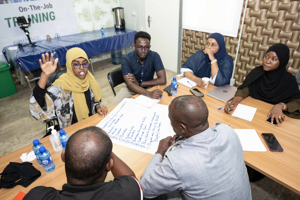 UNSomalia's tweet photo. 18 young #Somali climate change activists recently wrapped up a @UN-supported three-day training session in #Mogadishu on digital storytelling and climate change - the capacity-building equipped the participants with new skills to document and share digital stories of those affected by #climate change to help raise awareness of its impact on #humanrights in #Somalia.