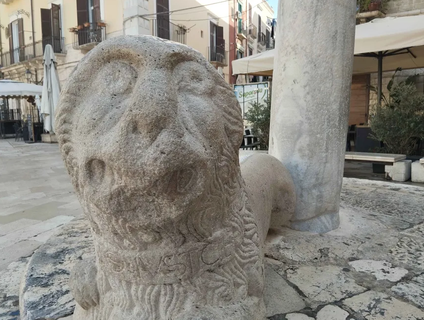 Just got back from Video Games and High culture event in Bari. As always, though-provoking stuff, and as always, I found time to check on my favorite lion.  
This dude is from Roman times, and all dignity got rubbed out of him by human hands and rain.