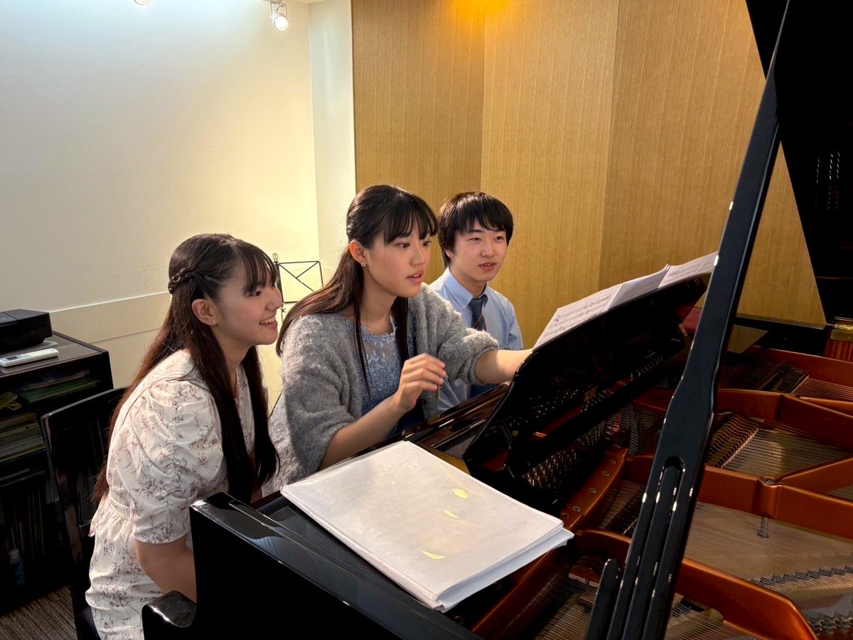 先週あったとあるトリオコンサート終演後、打ち上げで皆で連弾したとき！

スーパー高校生＠PegasusPiano と仲良くなれてめっちゃ嬉しかった(^○^)