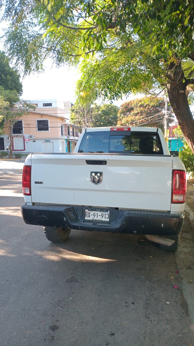 #Inseguridad
En la ciudad de Oaxaca, siguen los robos y cristalazos.
En Chedraui Madero fue robada una camioneta Nissan.
En calle de Las Rosas, colonia Reforma, una camioneta fue cristaleada.
<a href="/FMartinezNeri/">Francisco Martínez Neri</a> deja un #MunicipioInseguro por la falta de operativos d <a href="/MunicipioSeguro/">Seguridad Vecinal - Oaxaca de Juárez</a>