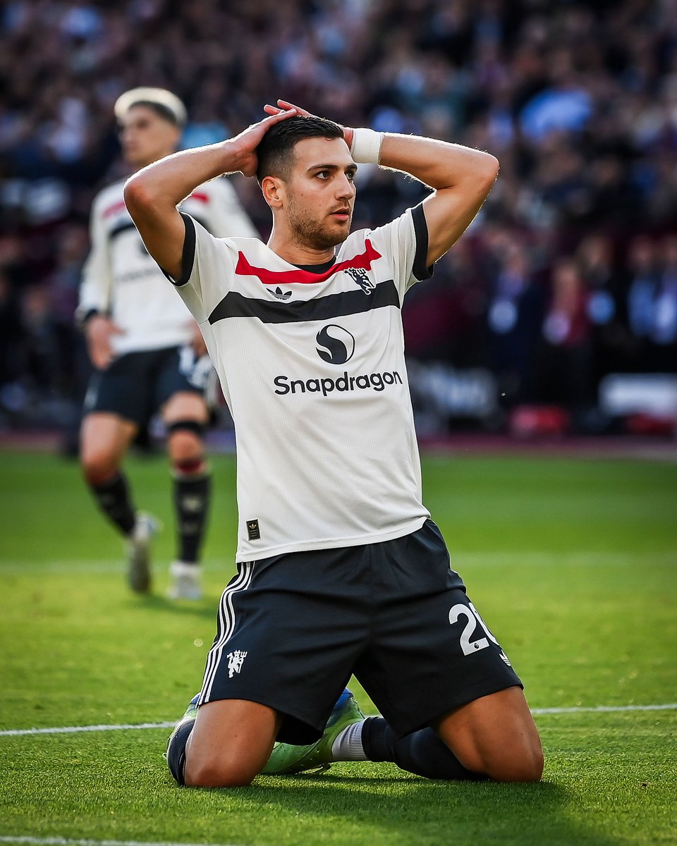 brfootball's tweet photo. Watching Man Utd miss clear chances 🙃 https://t.co/QmN5taI9q5