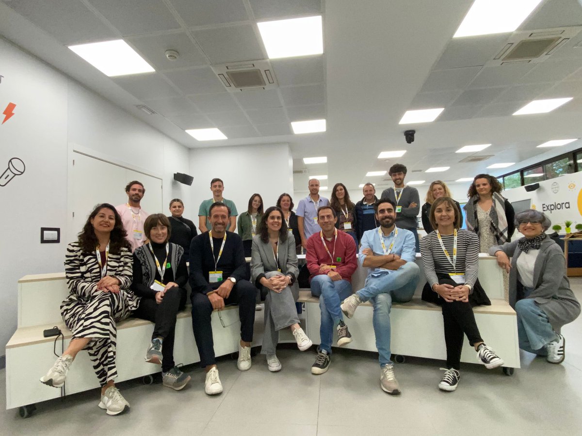 esparaTIC's tweet photo. Gracias a INTEF y docentes que han participado durante 3 días en el curso #PensamientoComputacional en el #AuladelFuturo 
-Actividades desenchufadas
-Diseño 3D con bloques de programación
-Domótica con Microbit y Arduino
-Robótica y geometría
-MachineLearning e IA con AppInventor https://t.co/uCFCC4E8Yd