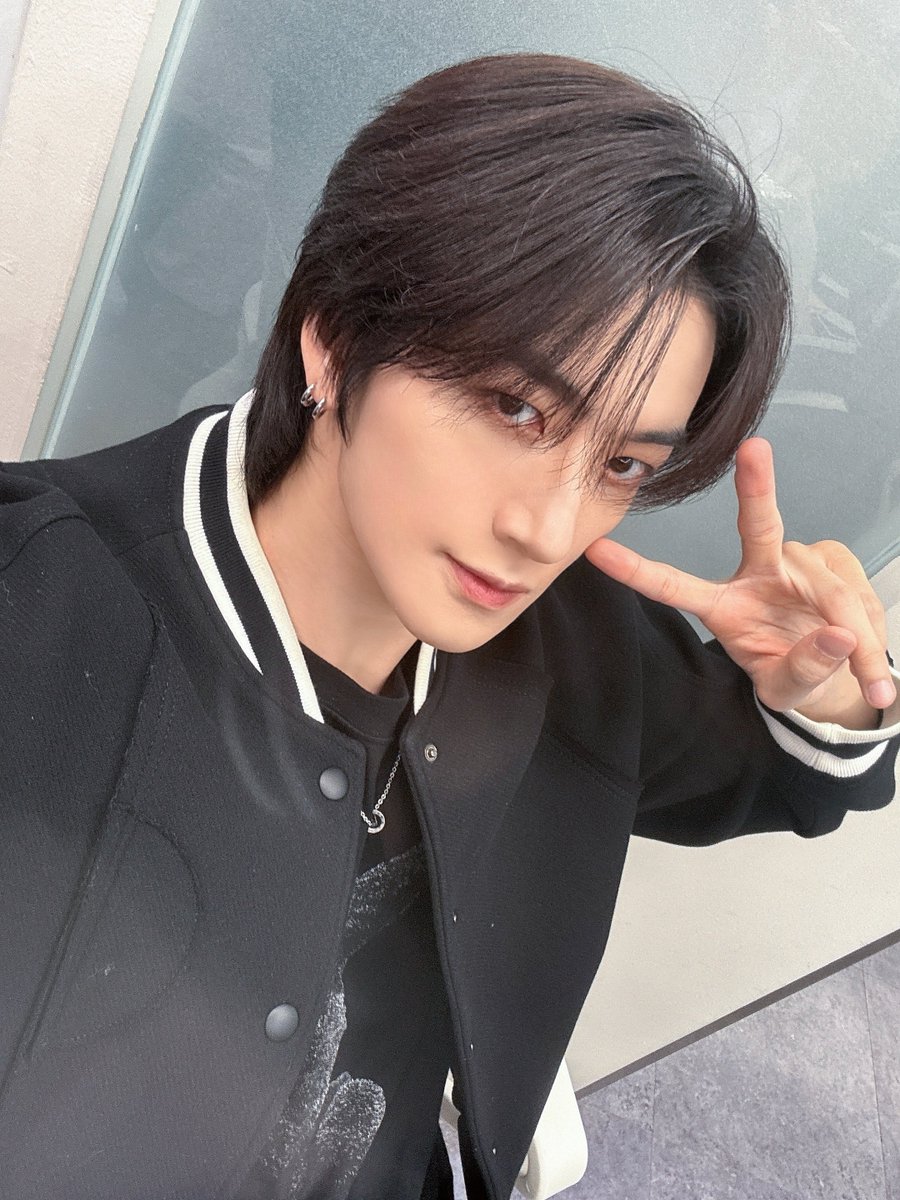 TRENDZ_OFFCL's tweet photo. [#윤우]

예찬아 마지막까지 생일축하했다🎁

#FROM_TRENDZ #TO_FRIENDZ #TRENDZ #트렌드지 https://t.co/XLeCOyfy4D