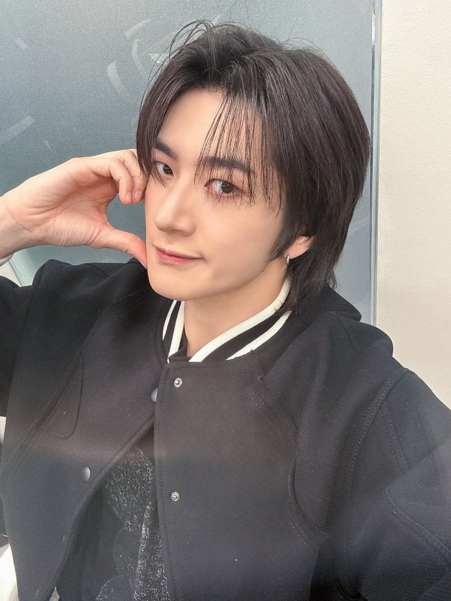 TRENDZ_OFFCL's tweet photo. [#윤우]

예찬아 마지막까지 생일축하했다🎁

#FROM_TRENDZ #TO_FRIENDZ #TRENDZ #트렌드지 https://t.co/XLeCOyfy4D