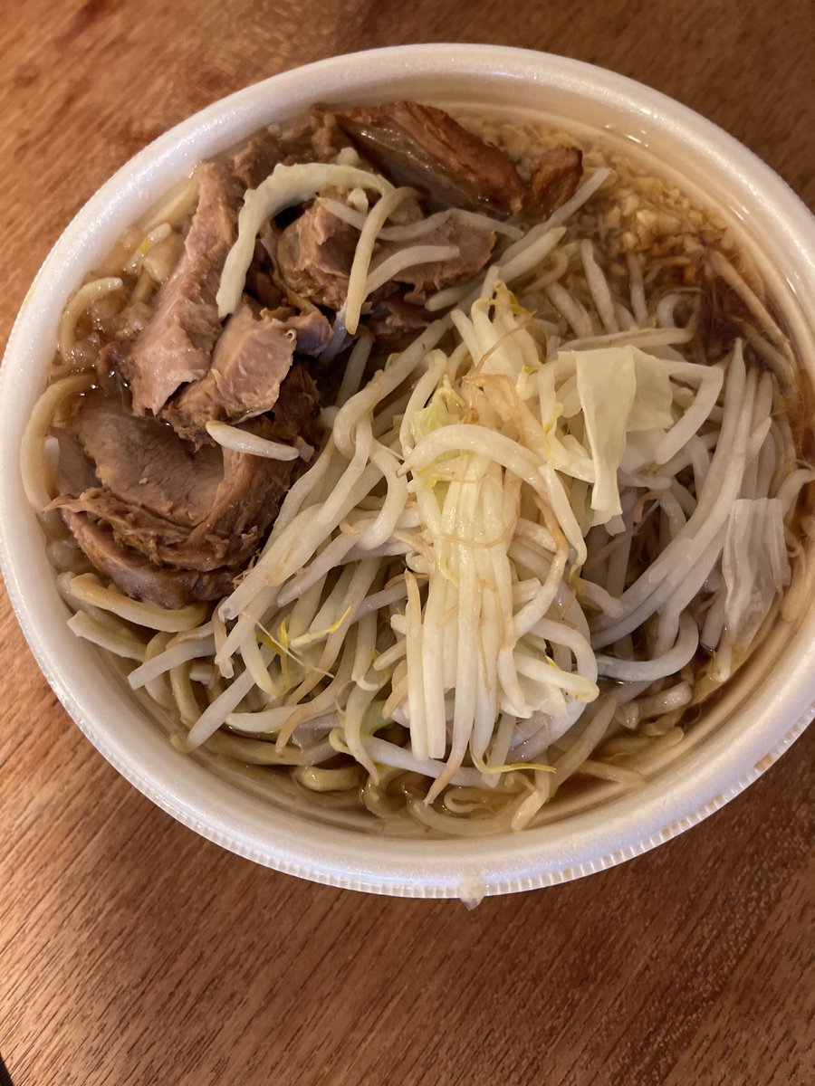 MachinoDiary's tweet photo. Uberイーツでラーメンタロー大森の陣さま
黒豚5枚入りラーメン、ニンニクマシマシ、ヤサイマシ、���ラメ、アブラマシマシ削り節。タローさんここ2回連続でUberイーツにお願いしてしまった。それにしてもウマー。
#タロリアン https://t.co/xodU2jUuO1