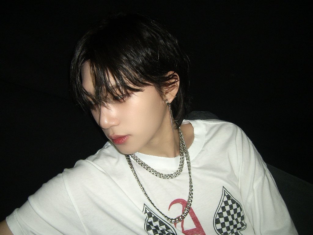 P1H_members's tweet photo. 지금 보니까 그정도 아닌거같다..✨

#P1Harmony #THEO https://t.co/qdVd1kL5MQ