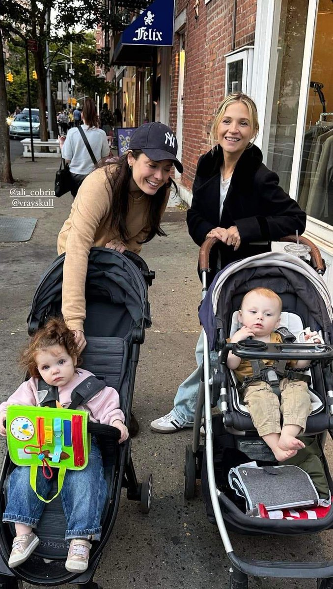 freakingheroes's tweet photo. My multiverse #prettylittleliars #pll #modernfamily 🥰🥰 https://t.co/t2oFjYDXsl