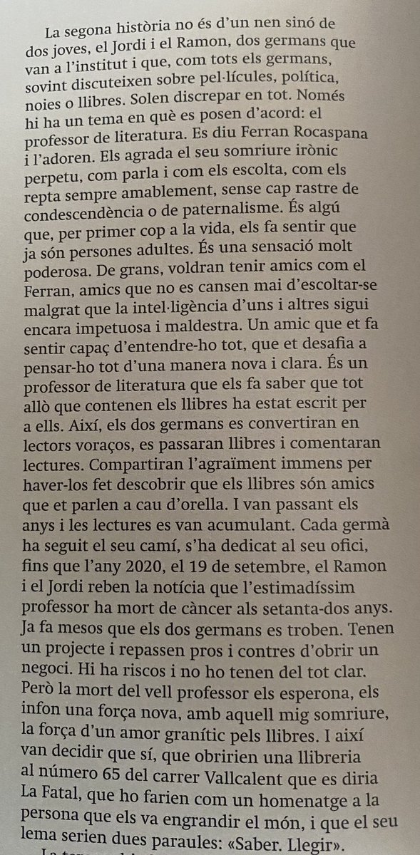 LaFatal_'s tweet photo. Quina va ser l’empenta definitiva per obrir @LaFatal_?

@iolandabatalle i Francesc @Orteu ho expliquen en un fantàstic article que parla de les llibreries de ponent i que trobareu en el nou número de la revista #Horitzons.

(L’inoblidable #FerranRocaspana sempre en la memòria) 💜 https://t.co/MIXzMpkrJM