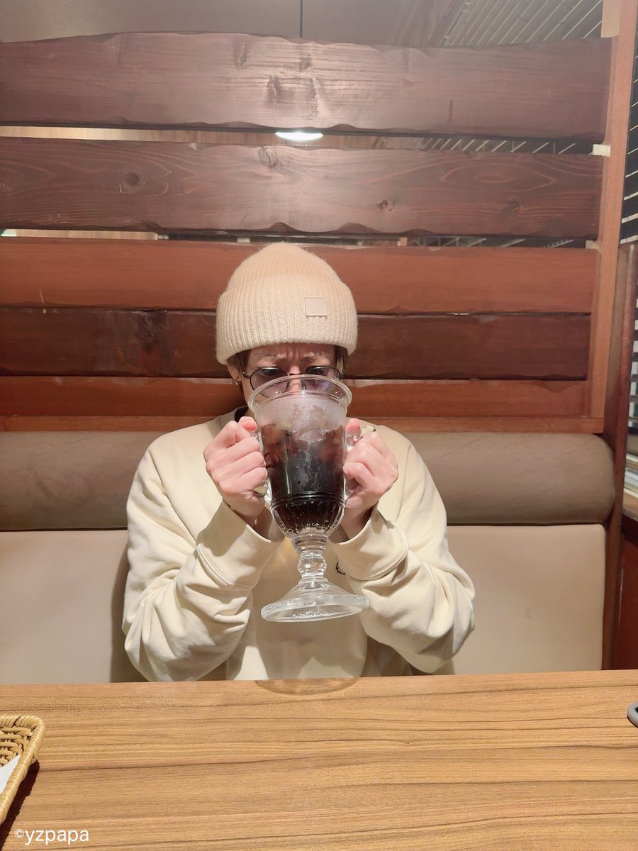 honda_reo's tweet photo. 今年も無事に誕生日を迎えることが出来ました。
32歳になりました。いつも支えてくださっている皆々様、本当にありがとうございます。
写真はちょっとバタバタで撮れなかったので、びっくりドンキーの大きいコーラを飲む赤澤燈を添えたいと思います。どうぞよろしくお願いします。 https://t.co/VdA0V6wtRN